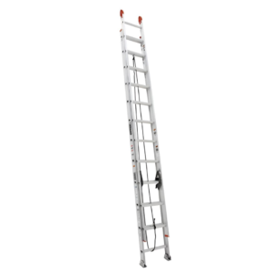 Toma general de escaleras de aluminio con extensión con la intención de notar la calidad de los materiales y sus dimensiones.